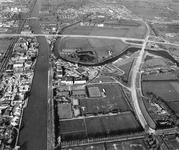 842794 Luchtfoto van het Amsterdam-Rijnkanaal ter hoogte van bedrijventerrein Lageweide (links) te Utrecht, uit het ...